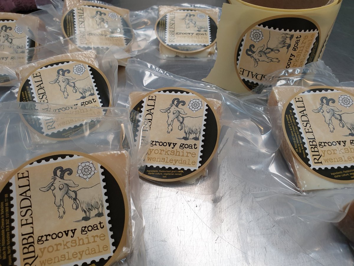 RibblesdaleC's tweet photo. I don't cut up the #GroovyGoat very often, but I did today to make sure that it was still OK and in all honesty I wanted to check how easy it was to cut and how it tasted. Spot on! I will include some in the next few cheese packs if anyone fancies trying some. https://t.co/MLXATlWZop