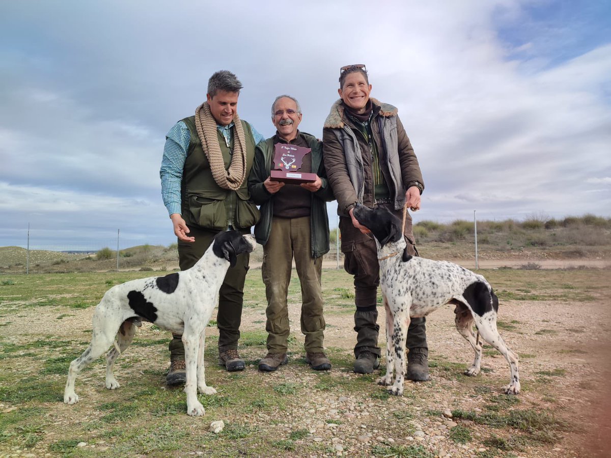 El sábado estuve juzgando la Copa Ibérica de #SanHuberto en Villaconejos.
En la foto con dos grandes #pointer Apache y Baton (campeón de la prueba)
Un auténtico placer disfrutar del espectáculo de la #caza con estos ejemplares, equilibrados e inteligentes en el #Campo