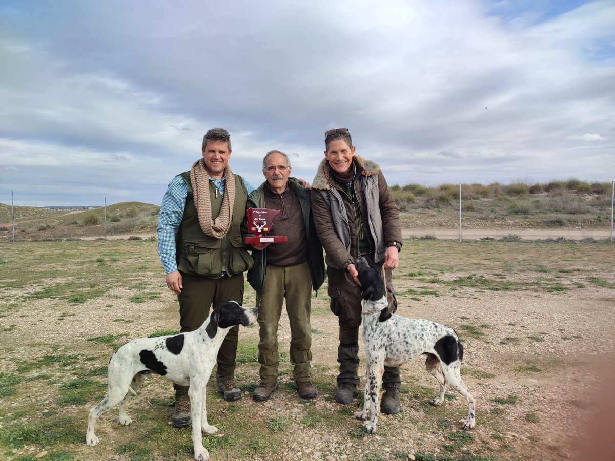 PointersAlcatea's tweet photo. El sábado estuve juzgando la Copa Ibérica de #SanHuberto en Villaconejos.
En la foto con dos grandes #pointer Apache y Baton (campeón de la prueba)
Un auténtico placer disfrutar del espectáculo de la #caza con estos ejemplares, equilibrados e inteligentes en el #Campo https://t.co/FjeNCP7D94