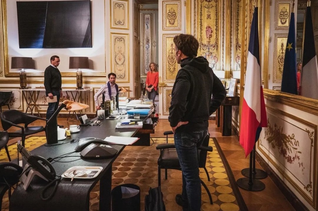 TaniaKessaouti's tweet photo. "Calmez-vous M. Macron, je ne vous agresse pas, je vous dis simplement que Philippe Poutou demande quand est-ce que vous comptez lui rendre ses vêtements". https://t.co/YNEjSyc1hv
