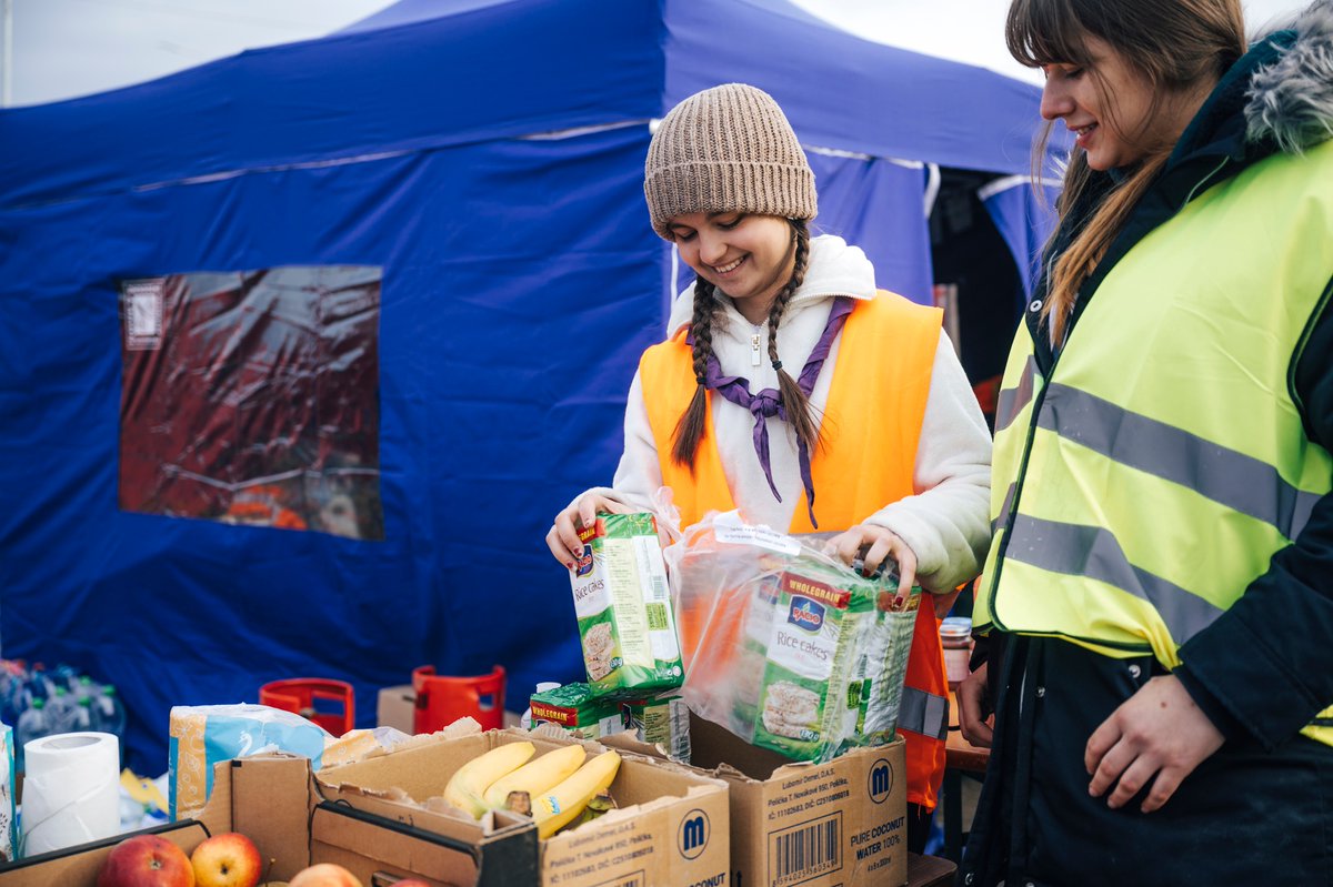 worldscouting's tweet photo. 📢 Update: Learn how #Scouts in Poland, Slovakia & Romania are helping provide emergency relief for refugees fleeing Ukraine. ⛑
#WithRefugees #HelpUkraine #ScoutsForUkraine #YouthLead https://t.co/fKx5MkqCHR https://t.co/RVareOue33