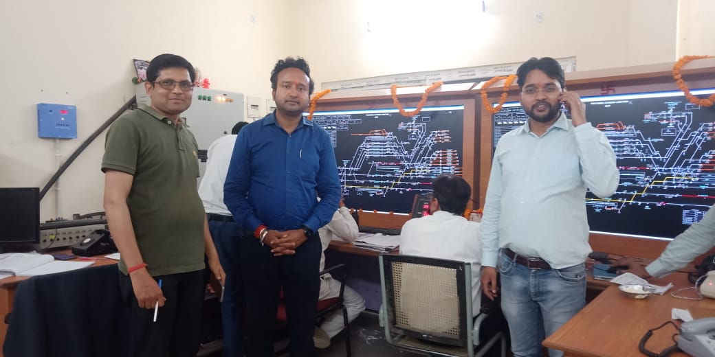 CPRONCR's tweet photo. In a big boost to mobility, distributed Electronic Interlocking and yard remodeling of Prayagraj Chheoki with connection of Naini-Chheoki 3rd line and connection with @dfccil_india commissioned today. 
Augmenting safety, this will also enable simultaneous movement of trains. https://t.co/e2GeloQcIp