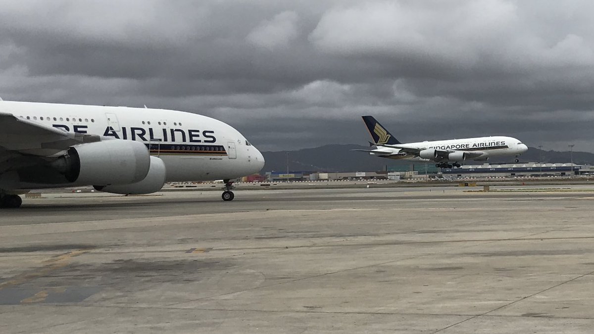J4AT1's tweet photo. @Aeropuerto_BCN @SingaporeAir Yo creo que no volveré a hacer ma foto así en la vida. 🤪🤪 https://t.co/vQvG7COuxX