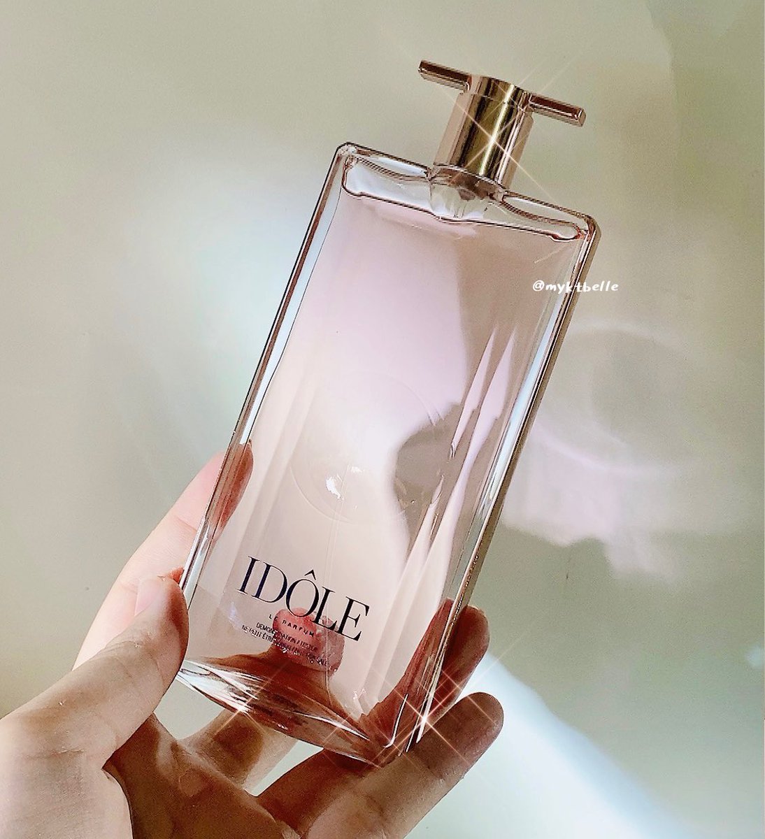 MyKtbelle's tweet photo. โอ้โห้ยยย หอมจริงงงง !! Idole Le Parfum น้ำหอมล่าสุดจากลังโคม ขวดแบบดูบอบบาง นุ่มละมุนมากๆ ใครชอบกุหลาบหวานนุ่มละมุ่น ซอฟ ดูน่าทะนุถนอม คือต้องรักน้องคนนี้ !! หอมจริงๆๆ ชอบมากๆ เตื้องแปะโน้ตกับพีระมิดน้ำหอมให้ข้างล่างนะ 🌹🌹🌹 https://t.co/8mzUj1qYap