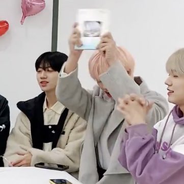 serimlatte's tweet photo. allen asked serim if he’s gonna show it to us and wonjin said selm already did he was waving it hahaha this is ver2 (liberty ver)! https://t.co/NtdHCEA2Mm