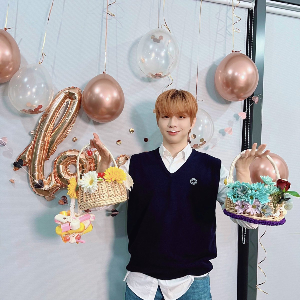 Chanaiiru_'s tweet photo. Thank you so much for spending White Day with us, Daniel🤍! Today’s vlive is so fun i enjoy every bit of it! I want the yellow Daisy one! Pick me pick me 👉👈 Gonna bring it out and show off 🤣🤣
#강다니엘 #KANGDANIEL #화이트데이는_무슨날이죠 https://t.co/04qdYDdfoe