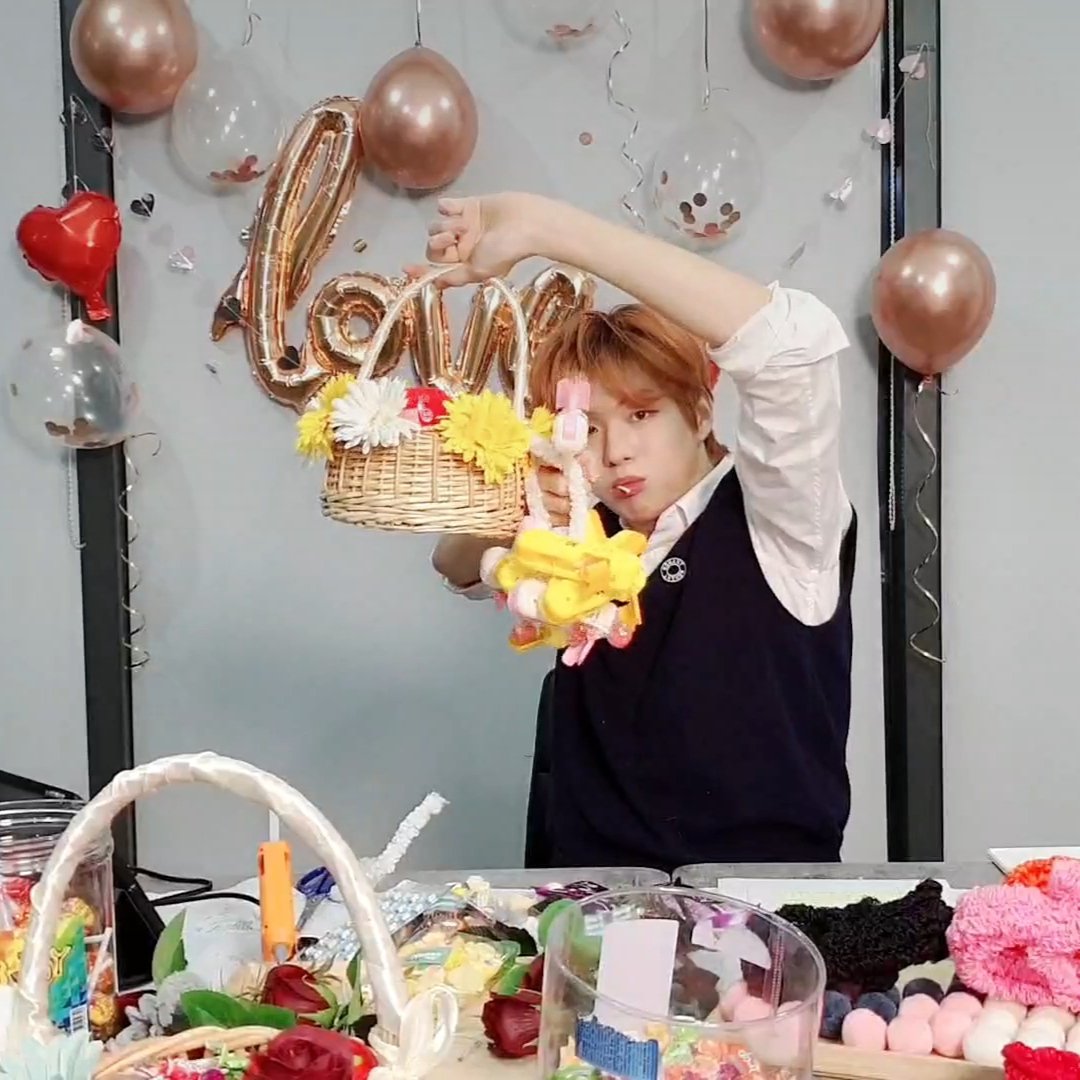 Chanaiiru_'s tweet photo. Thank you so much for spending White Day with us, Daniel🤍! Today’s vlive is so fun i enjoy every bit of it! I want the yellow Daisy one! Pick me pick me 👉👈 Gonna bring it out and show off 🤣🤣
#강다니엘 #KANGDANIEL #화이트데이는_무슨날이죠 https://t.co/04qdYDdfoe