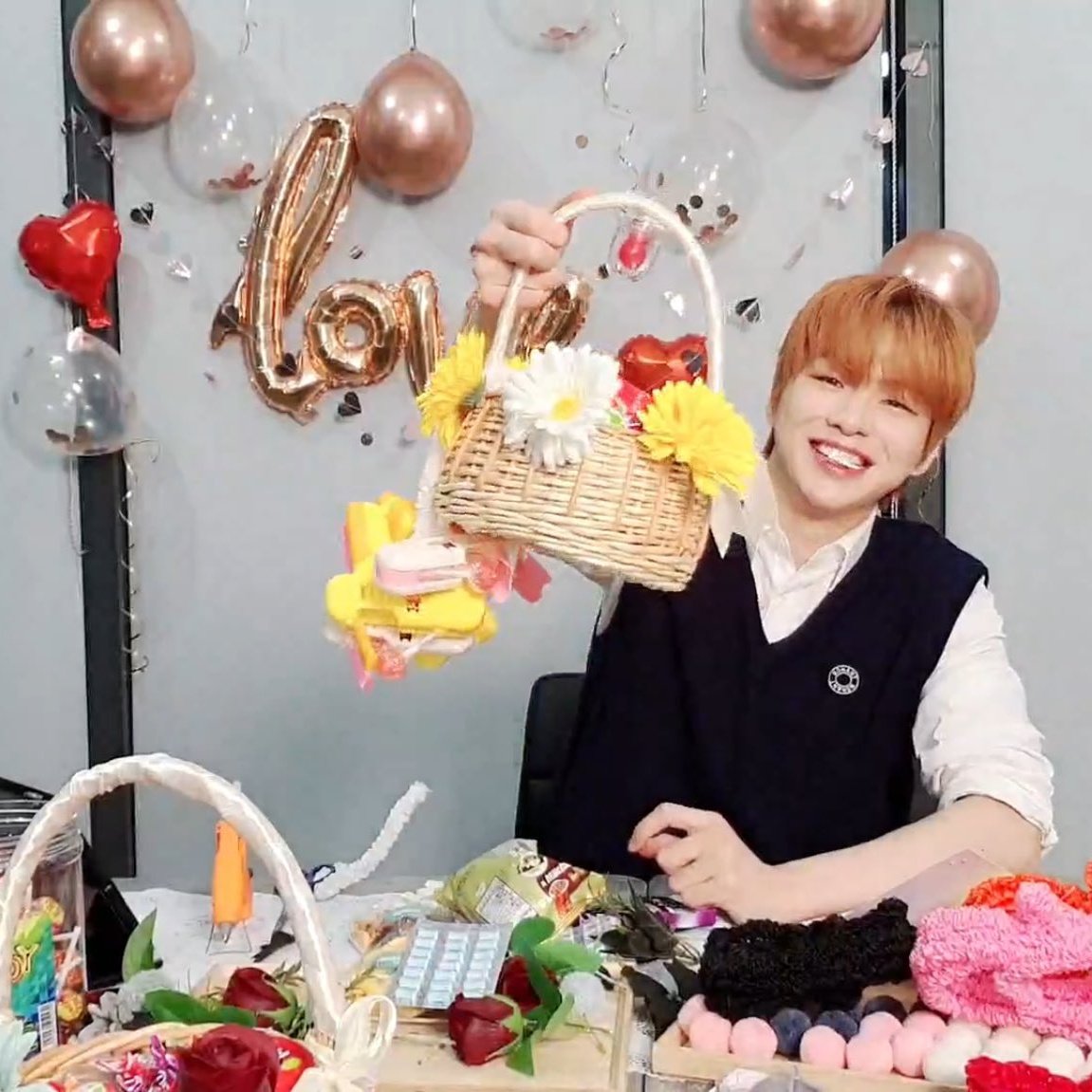 Chanaiiru_'s tweet photo. Thank you so much for spending White Day with us, Daniel🤍! Today’s vlive is so fun i enjoy every bit of it! I want the yellow Daisy one! Pick me pick me 👉👈 Gonna bring it out and show off 🤣🤣
#강다니엘 #KANGDANIEL #화이트데이는_무슨날이죠 https://t.co/04qdYDdfoe