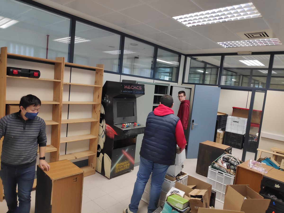 hackCS's tweet photo. Tras 11 años en el Espaitec 1, HackerSpace Castellón se muda al edificio de Informática y Matemáticas de la UJI (TI2017SD-TI2018SD), tras finalizar la mudanza empezaremos con las actividades programadas para este año (https://t.co/Vo9BYSIP0l), la aventura continúa 👾 https://t.co/8YiZrcRqmP