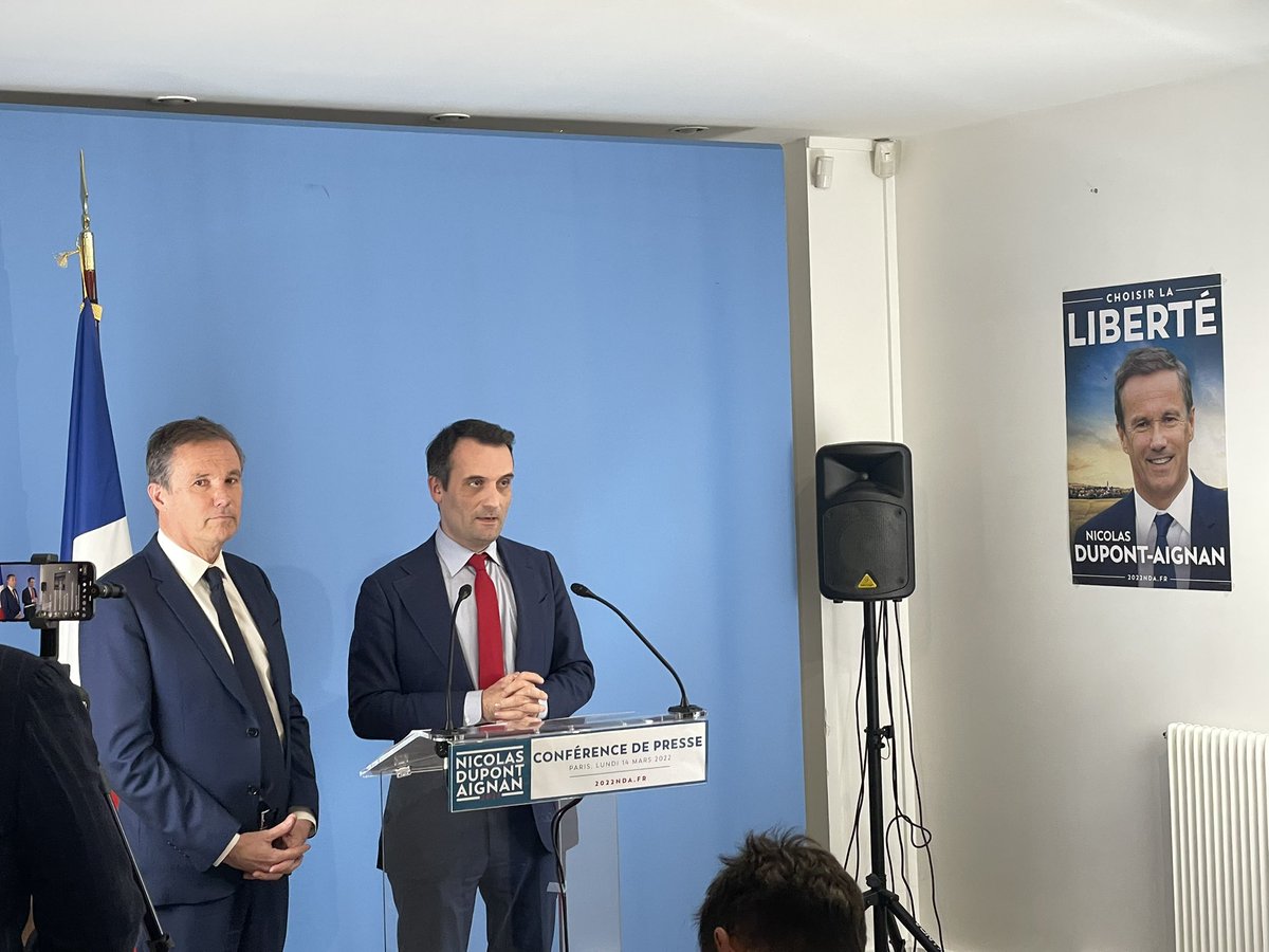 JulesTorres17's tweet photo. Au QG de Nicolas Dupont-Aignan, Florian Philippot annonce qu’il rallie le candidat de Debout la France, crédité de ~2% dans les sondages. https://t.co/8XfjFEhaNG