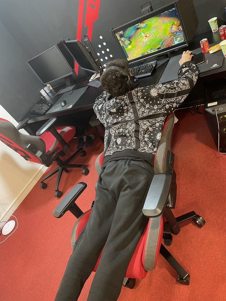 Riot_Kassadin's tweet photo. yuumi players normal posture https://t.co/f0tYLcJlIs