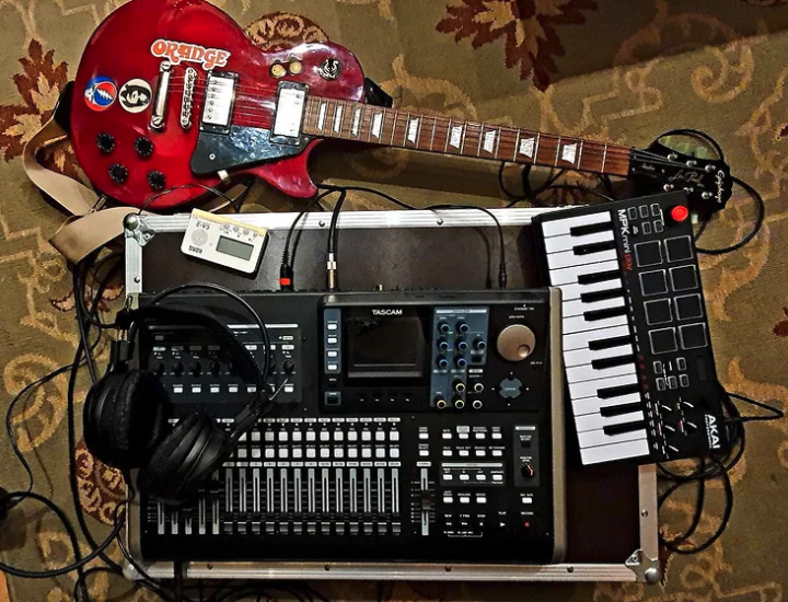 TASCAMpro's tweet photo. Home studio recording
#low_spark_and_the_rush_machine 

#TASCAM #tascam_official #portastudio #dp24sd #multitrack #24track #recording #homerecording #recordingstudio #akaimpc #MPCmk2 #akai https://t.co/yhiWitn3zn