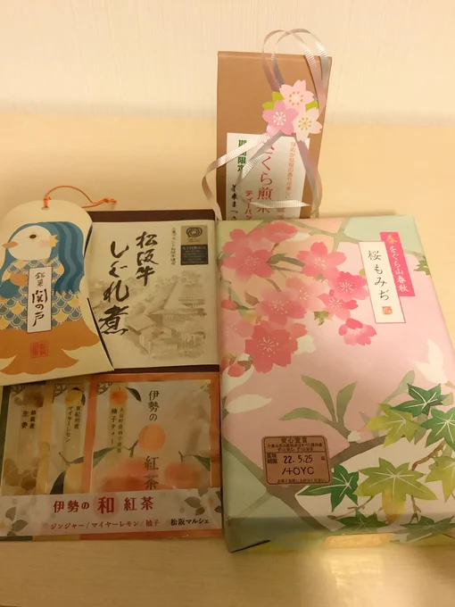 この度も幻風斎さん@zigokunoekaki から
素敵なお品を沢山いただきました❣️✨
袋を開けた時にブワァッと香って、
良い香りと思ったら桜だったのですね☺️✨
少しずつ大切にいただきます🥰
いつもご馳走様です☺️ 