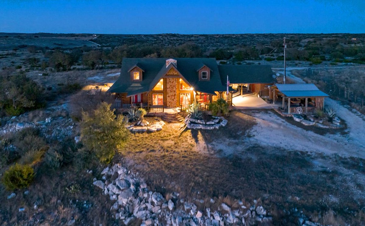 duPerierTLM's tweet photo. 461± Acres M&amp;M Ranch:
This turnkey ranch features a 3-bed, 3.5-bath custom home set atop the tallest hill on the property.
https://t.co/Hdx7y6d7Di

#texasranchforsale #ranchforsale 
#texasranch #texasrealestate #acreage
#texaslandman #duperier 
#customhome #outdoorkitchen https://t.co/0EcAVE9Gd9