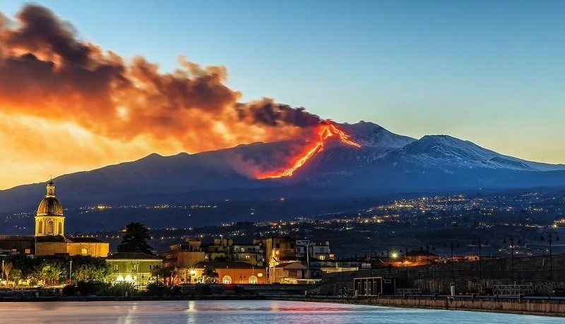 DoFeroli's tweet photo. Gosta de emoção? Visite algum dos vulcões da Europa

https://t.co/Dsiph5kHyh

#blogdoferoli #CumbreVieja #Etna #MontanhadoPico#Vesúvio #Viagem #Viagens #Vulcões https://t.co/ioC1pDMXVM