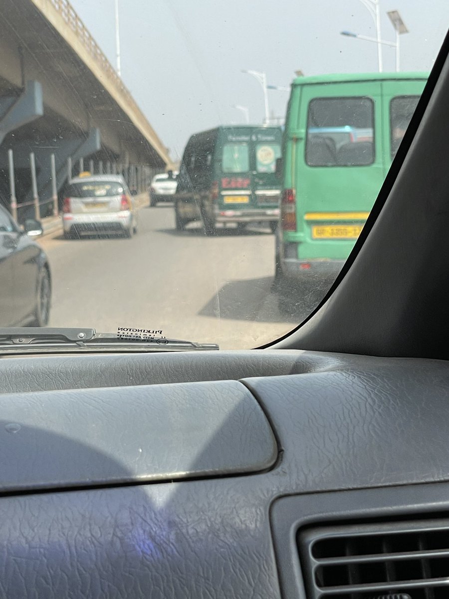 ampadu4k's tweet photo. This is same for Ofankor Barrier! Despite signs and warnings Of NO PARKING, drivers still park by the middle of the road to load @Henquartey @AccraMetropolis @MayorAdjeiSowah @GhPoliceService Why ?? Even Employed Officers Who are to Stop them Will take money and Allow the menace https://t.co/5riRSM41wG