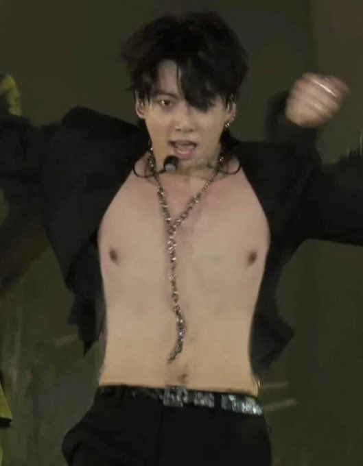 ShineLoves_BTS's tweet photo. Holly crap. 😵😵 I’m dead for today 🥵🥵 I know this is an edit. But powerful enough to kill ARMYS instantly 😘💜

#BTS  #BTSARMY  #JUNGKOOK https://t.co/sJ2hCYCLvu