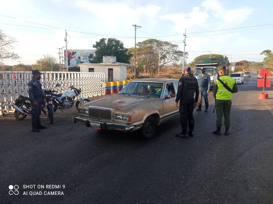 poliguarico15's tweet photo. #14Mar|| A esta hora, funcionarios adscritos al #CCP2 continúan desplegados, realizando el chequeo de vehículos y motos que transitan por el Municipio Ortiz.
#PescadoresDePaz https://t.co/aVQXlJUXfs