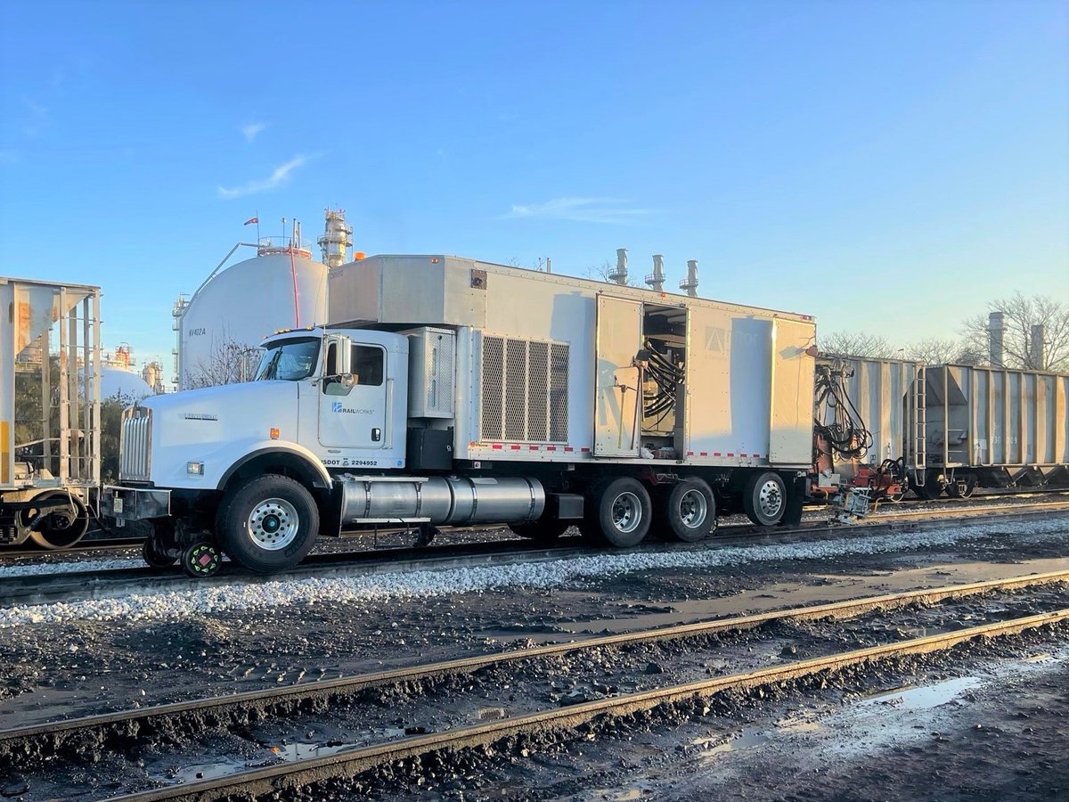 RailWorksCo's tweet photo. Our new flash-butt welding trucks in action! Learn more about the newest service added to RailWorks’ comprehensive services suite: https://t.co/XrDk3c4AgM https://t.co/mErgWVj8mv