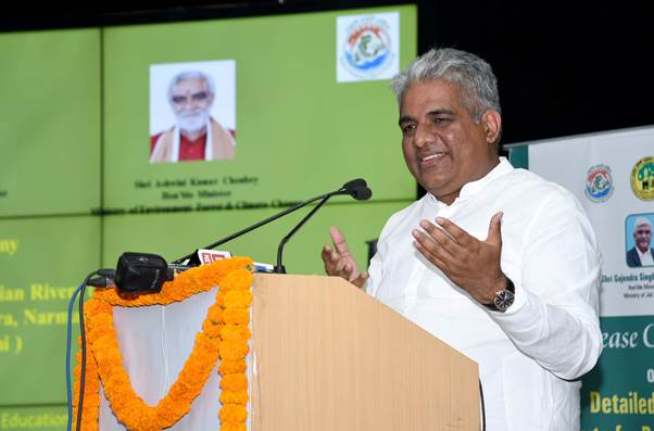 PIB_India's tweet image. Union Ministers @byadavbjp &amp;amp; @gssjodhpur jointly release detailed project reports on &apos;Rejuvenation Of 13 Major Rivers&apos; through forestry interventions.

pib.gov.in/PressReleasePa…