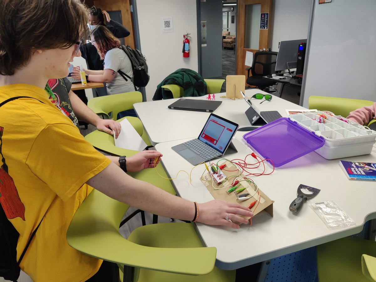 We had an excellent time last Friday hosting students from Salisbury High School at the library! They had a virtual reality experience and had the opportunity to create in the Digital Learning Lab!