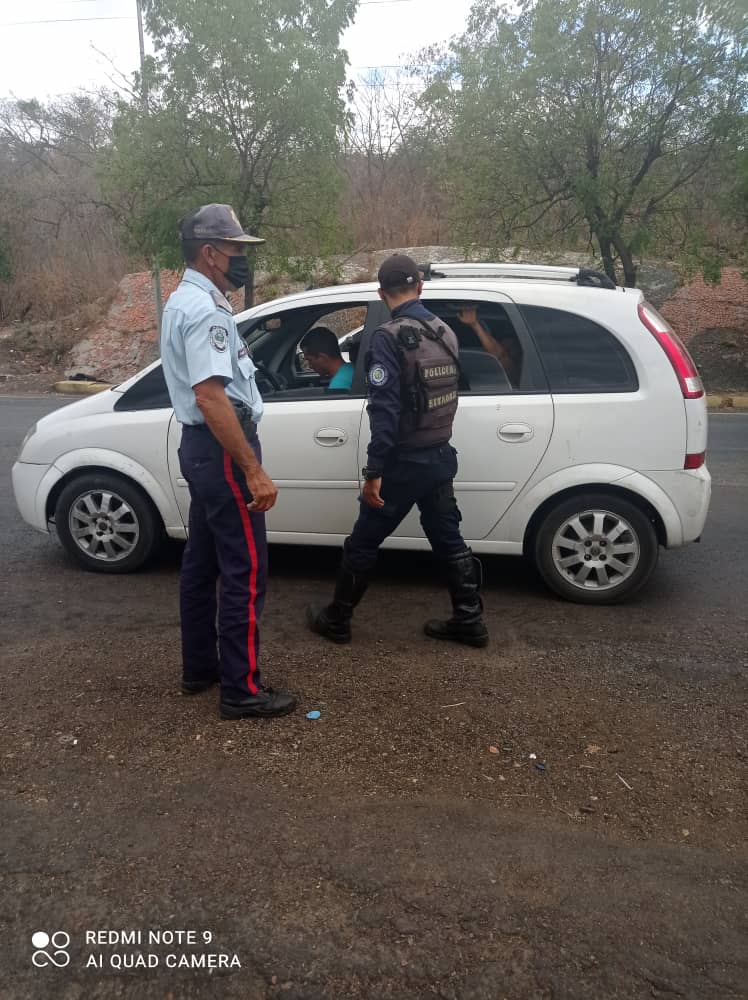poliguarico15's tweet photo. #14Mar|| A esta hora, funcionarios adscritos al #CCP2 continúan desplegados, realizando el chequeo de vehículos y motos que transitan por el Municipio Ortiz.
#PescadoresDePaz https://t.co/aVQXlJUXfs