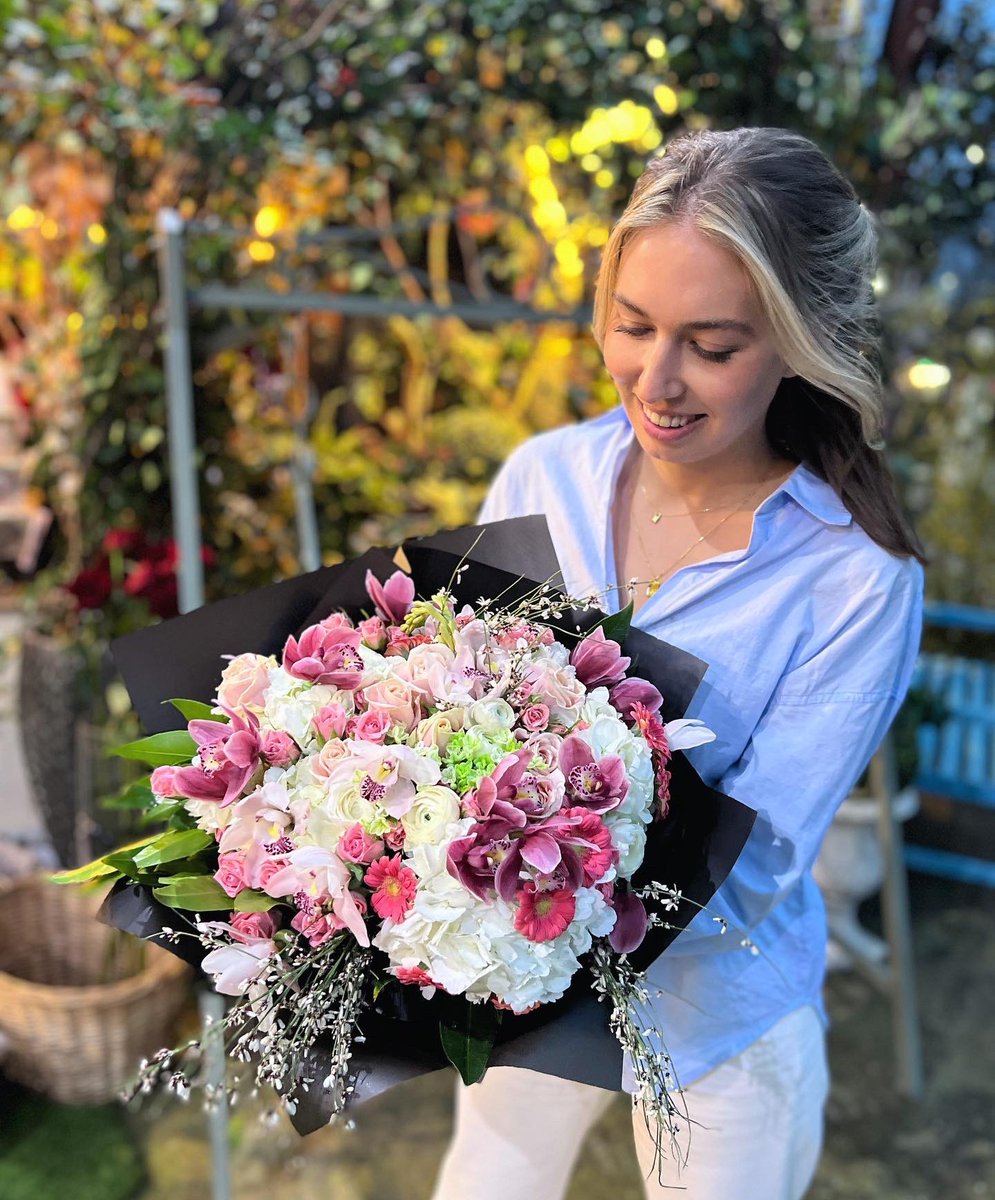 Pink blooms, white blooms, in a bunch

#londonflorist #flowerstationuk #flowerdelivery #floristry #secretlondon