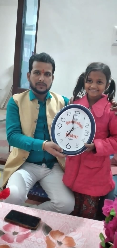 हमें गर्व है तुम जैसे होनहार बेटियों पर ,
मुझे पूरा उम्मीद है कि आने वाले समय में तो और भी कुछ बेहतर करोगी और अपने मां-बाप का नाम रोशन करोगी, मेरा प्यार आशीर्वाद सदा तुम्हारे साथ है।