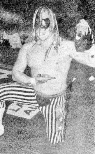 LuchaLibreYYa's tweet photo. #EnUnDíaComoHoy pero de 1996, Love Machine II derrotaba y desenmascaraba a Zumbido tras un intenso encuentro de apuestas. Esa noche conocíamos el rostro de José Ángel Gracia Paz. https://t.co/2CRKNV4Hxl