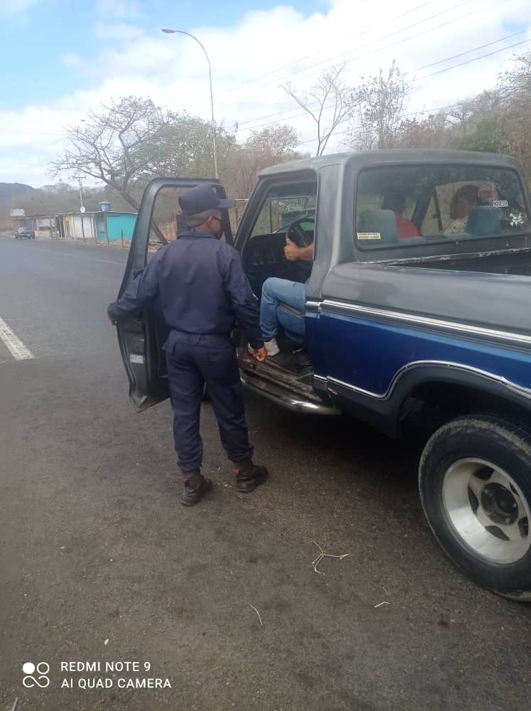 poliguarico15's tweet photo. #14Mar|| A esta hora, funcionarios adscritos al #CCP2 continúan desplegados, realizando el chequeo de vehículos y motos que transitan por el Municipio Ortiz.
#PescadoresDePaz https://t.co/aVQXlJUXfs