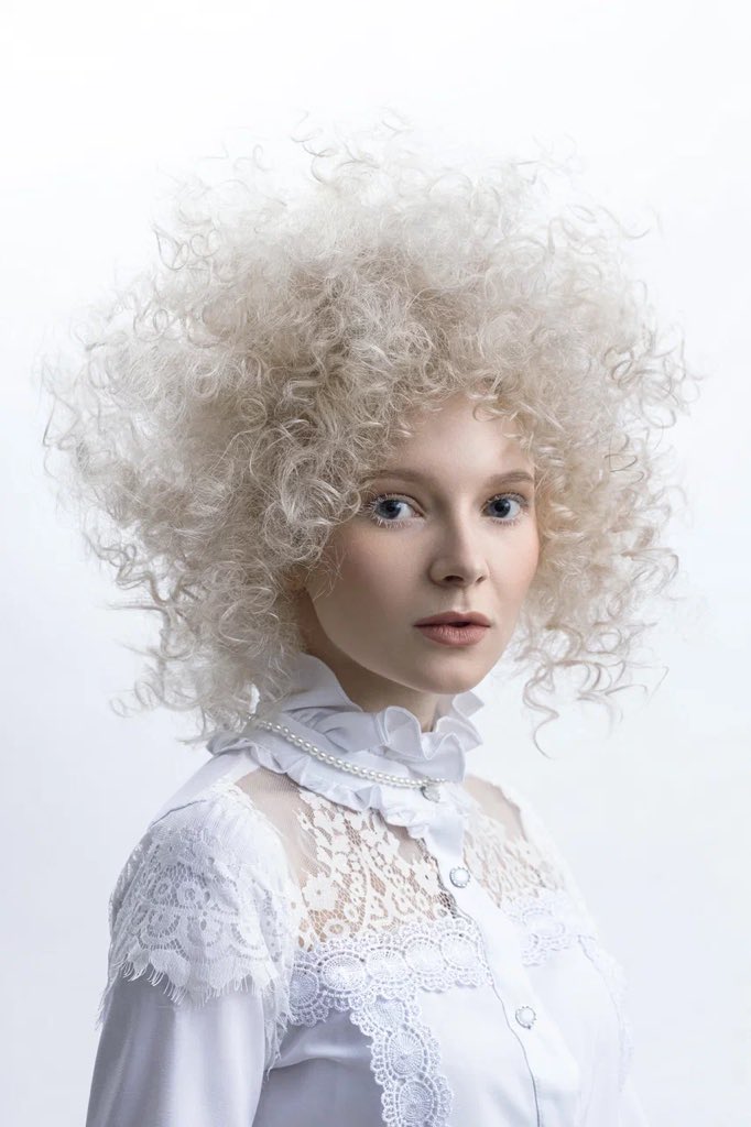 Дорогие друзья из СПБ! Кто давно следит за мной, знает, что это работа вошедшая в финал международного конкурса ESTEL COLORLIFE.
Сейчас у меня сложная ситуация, поэтому, ещё будучи студентом школы парикмахеров, я решила открыть частную практику
Пж ретвит, он мне очень нужен