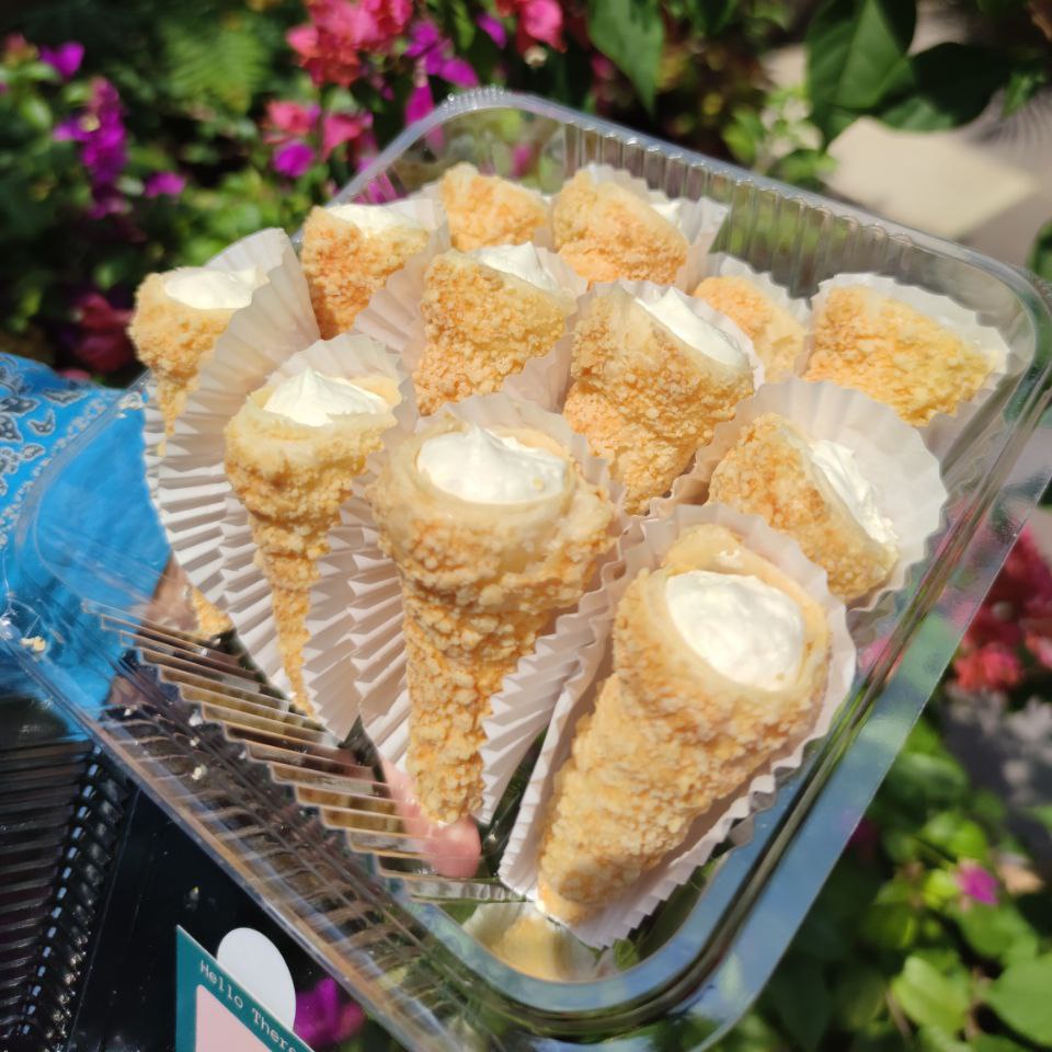 saysyaff_'s tweet image. A box of creamhorn to sweeten your day~