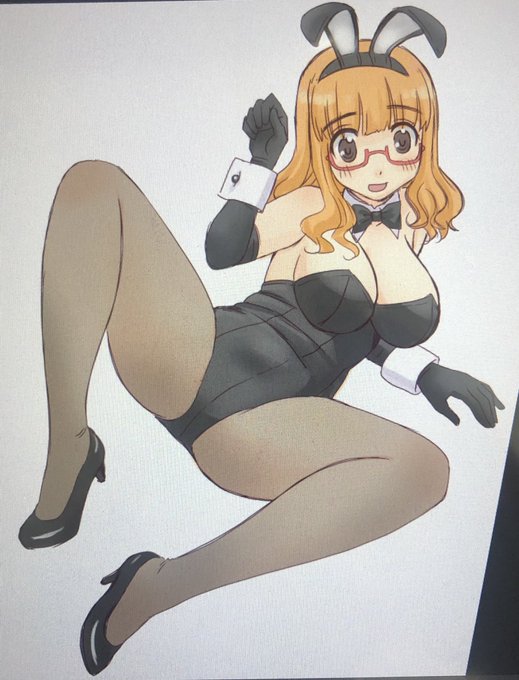 昼間「ブリジット・ジョーンズの日記」やっていたので、ブリジット風バニー。 