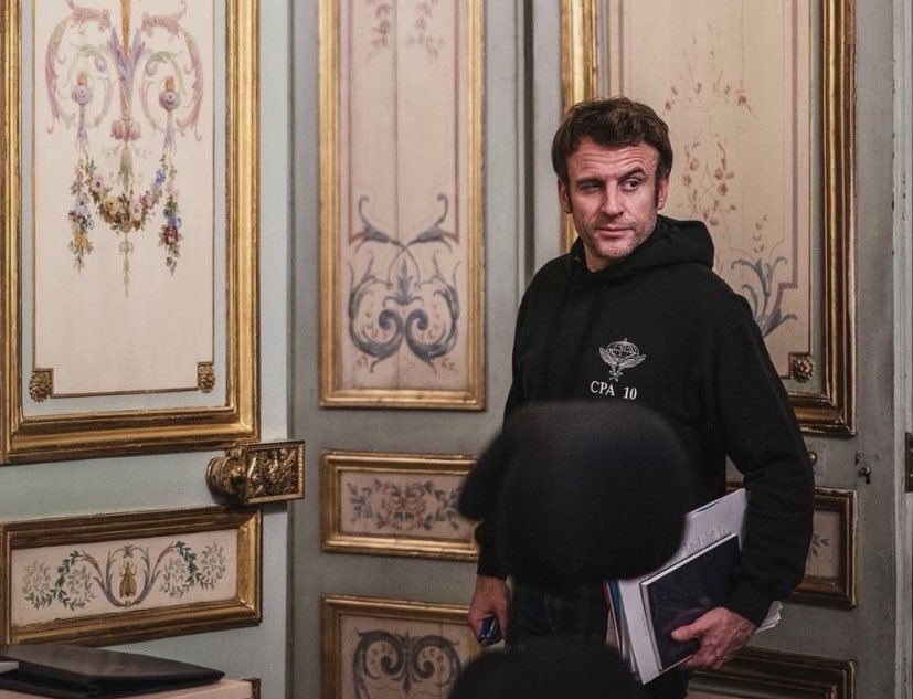 zouzoubchka's tweet photo. En fait les conseillers de Macron ont vu sur les réseaux que Zelinsky avait la hype, ils ont décidé de le singer. 
Hâte qu’ils découvrent que Robert Pattinson rencontre aussi un franc succès en Batman en ce moment 😂 https://t.co/edIoVyKKb5
