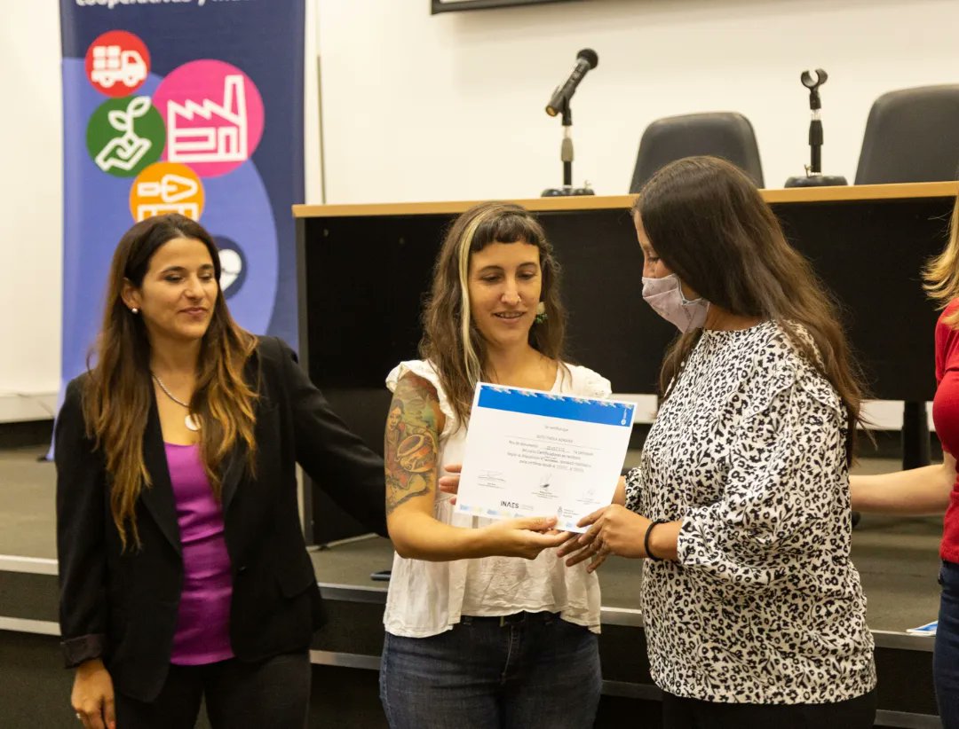 EriPereyraVL's tweet photo. Junto a @AlexRoig_inaes y @MilagrosMoya_0k entregamos diplomas a lxs certificadorxs territoriales que finalizaron su formación en el @INAESarg

Agentes del Estado que facilitarán los tramites de las entidades y grupos pre cooperativos del país✅💪

#INAESfederal 🇦🇷
#INAEScerca https://t.co/eQOboilRtE