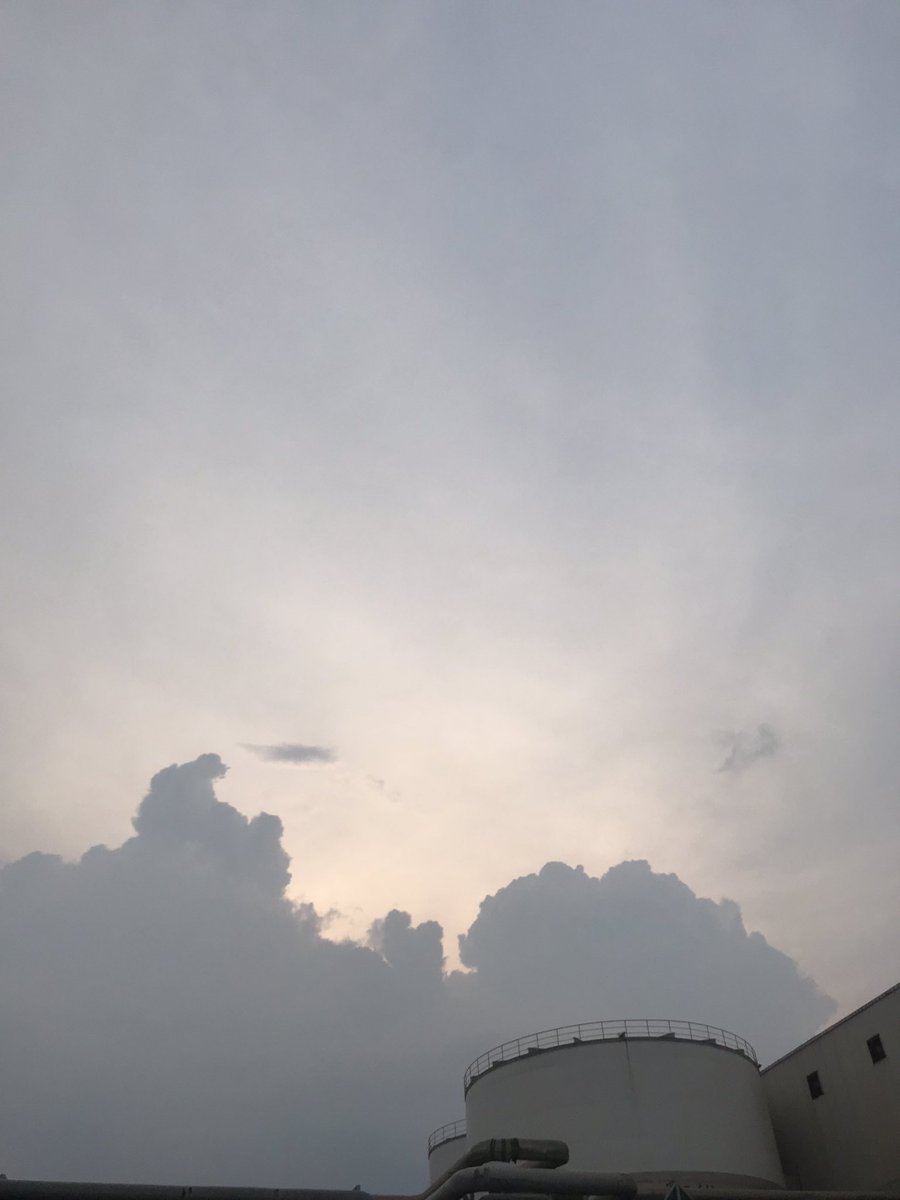 feee1999's tweet photo. ให้ท้องฟ้าช่วยดูแลเธอให้ดี 🌥 https://t.co/kHPjbWHZEx
