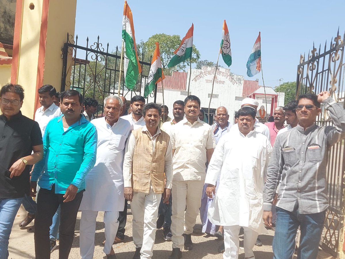 JeshBittuPathak's tweet image. आज 14/3/2022 को पलामू जिला कांग्रेस कमेटी के अध्यक्ष बिट्टू पाठक के नेतृत्व में
पदयात्रा के माध्यम से उपायुक्त पलामू को ज्ञापन सौंपा गया गांधी स्मृति टाउन हॉल का विशेष रूप से  सुविधा युक्त  जीर्णोद्धार कार्य के लिए
@avinashpandeinc @UmangSinghar @SachinPilot  @RajeshThakurINC