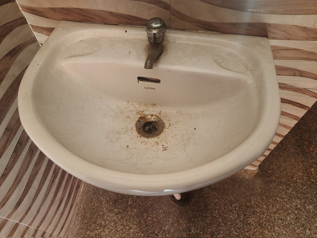 _misu___'s tweet photo. #humanrighttowaterandsanitation @DUSUofficial @lbcduofficial @ugc_india @EduMinOfIndia @dpradhanbjp reality of a College of Delhi University, claiming to deserve a better NAAC ranking than that already given. How can one attend an institution with lack of such basic amenities?1/3 https://t.co/UNhjOGxMqn