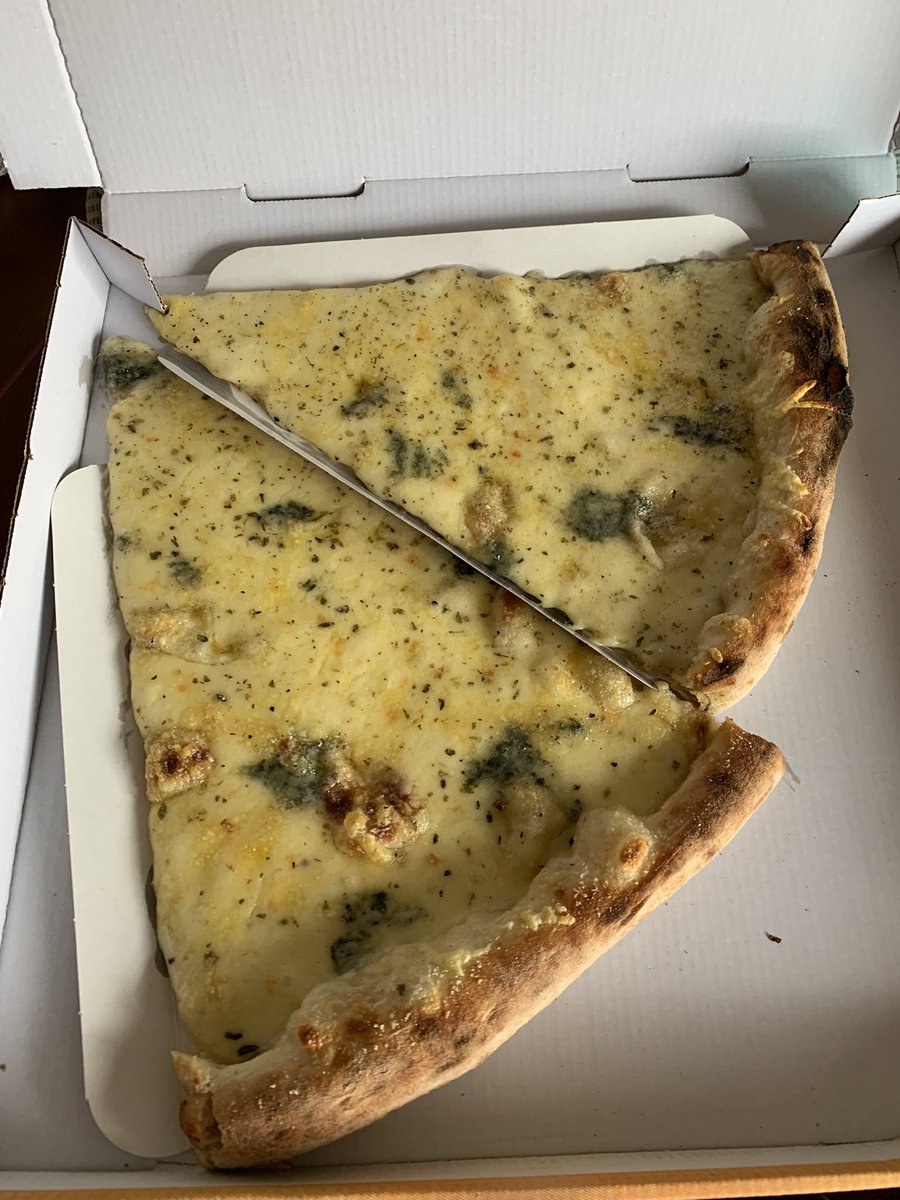 soulofmerry's tweet photo. Qualsevol excusa és bona per menjar pizza. Feliç dia pi! https://t.co/wqd0SL5pCA