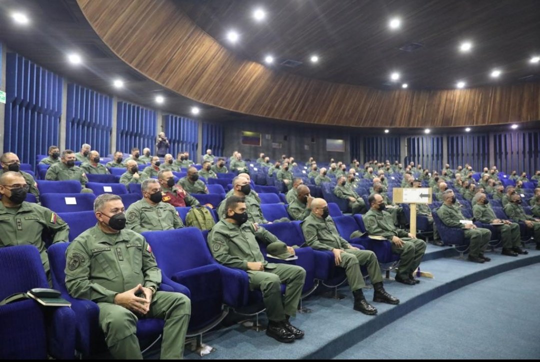 PrensaFANB's tweet photo. 🇻🇪 || MPPD GJ @vladimirpadrino con el Alto Mando militar, dirige reunión  de trabajo con Generales y Almirantes de la FANB,  analizando la  geopolítica actual para redimensionar las estrategias de la defensa integral de la Patria. https://t.co/Lwzbjppi2O
