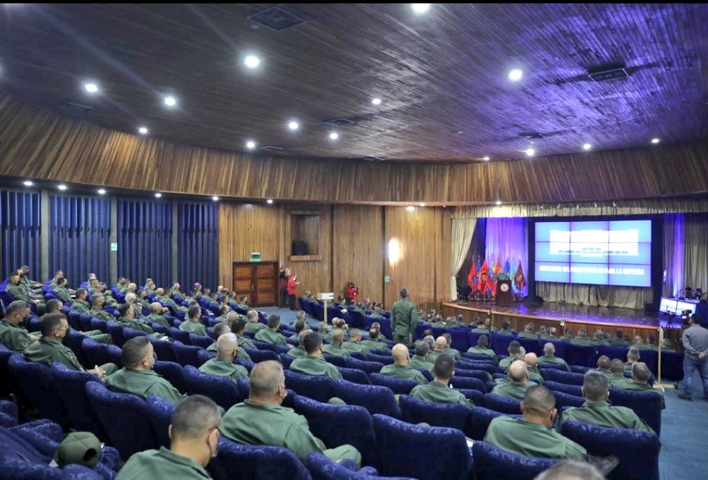 PrensaFANB's tweet photo. 🇻🇪 || MPPD GJ @vladimirpadrino con el Alto Mando militar, dirige reunión  de trabajo con Generales y Almirantes de la FANB,  analizando la  geopolítica actual para redimensionar las estrategias de la defensa integral de la Patria. https://t.co/Lwzbjppi2O