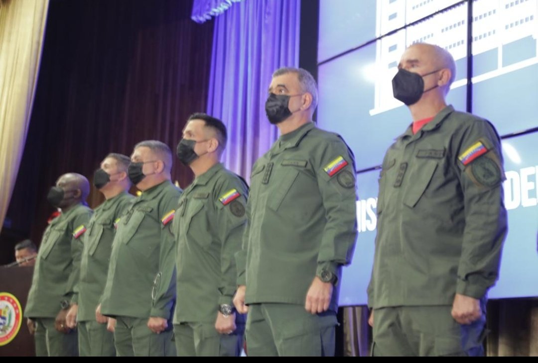 PrensaFANB's tweet photo. 🇻🇪 || MPPD GJ @vladimirpadrino con el Alto Mando militar, dirige reunión  de trabajo con Generales y Almirantes de la FANB,  analizando la  geopolítica actual para redimensionar las estrategias de la defensa integral de la Patria. https://t.co/Lwzbjppi2O