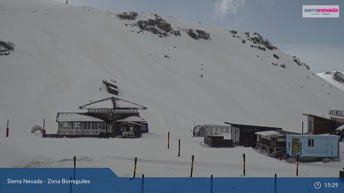 Samuel_MR17's tweet photo. Comienza a teñirse de marrón la nieve de Sierra Nevada. Las concentraciones de polvo en suspensión van a ser muy altas en las próximas horas https://t.co/8TYaSMIKGc