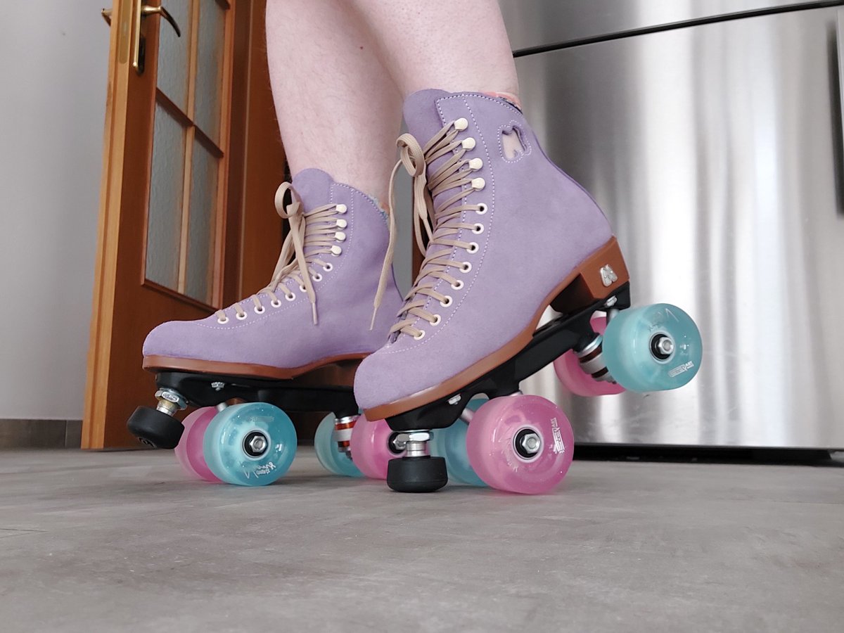 Zivus123's tweet photo. Look at what came in the mail today 😍 My first pair of Moxi skates and some LED wheels that light up when I cruise ❤❤❤ @MoxiSkates https://t.co/TdnYNyAyL1