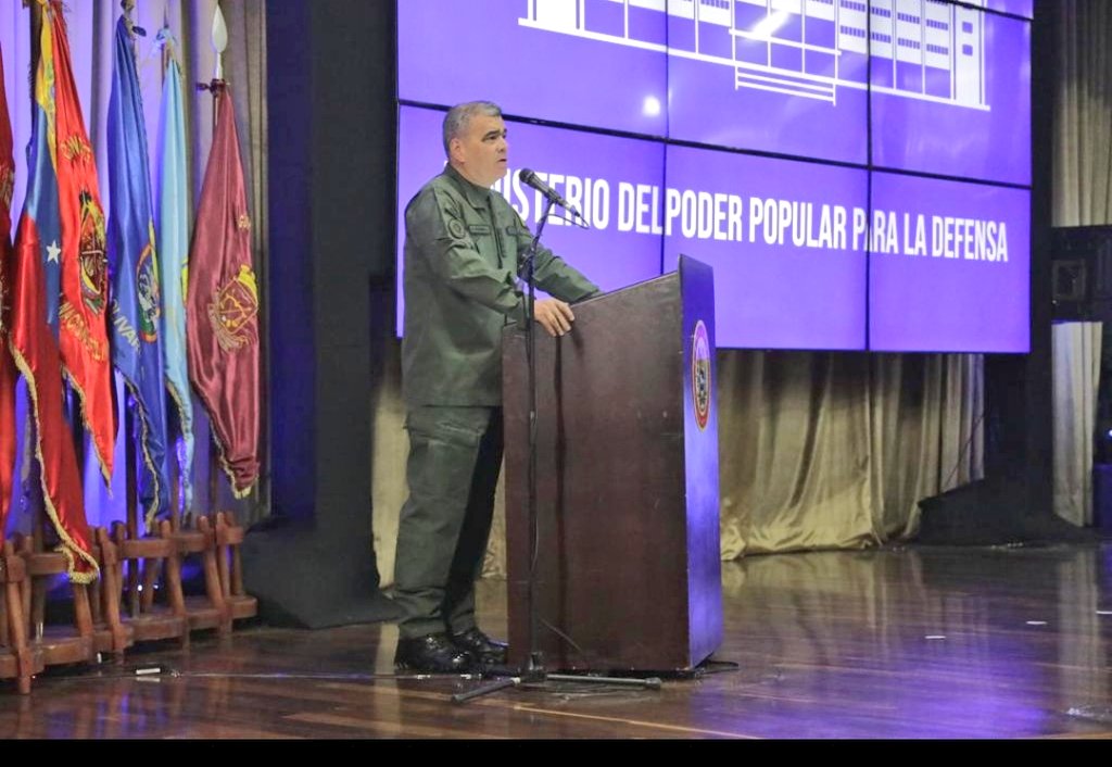 PrensaFANB's tweet photo. 🇻🇪 || MPPD GJ @vladimirpadrino con el Alto Mando militar, dirige reunión  de trabajo con Generales y Almirantes de la FANB,  analizando la  geopolítica actual para redimensionar las estrategias de la defensa integral de la Patria. https://t.co/Lwzbjppi2O