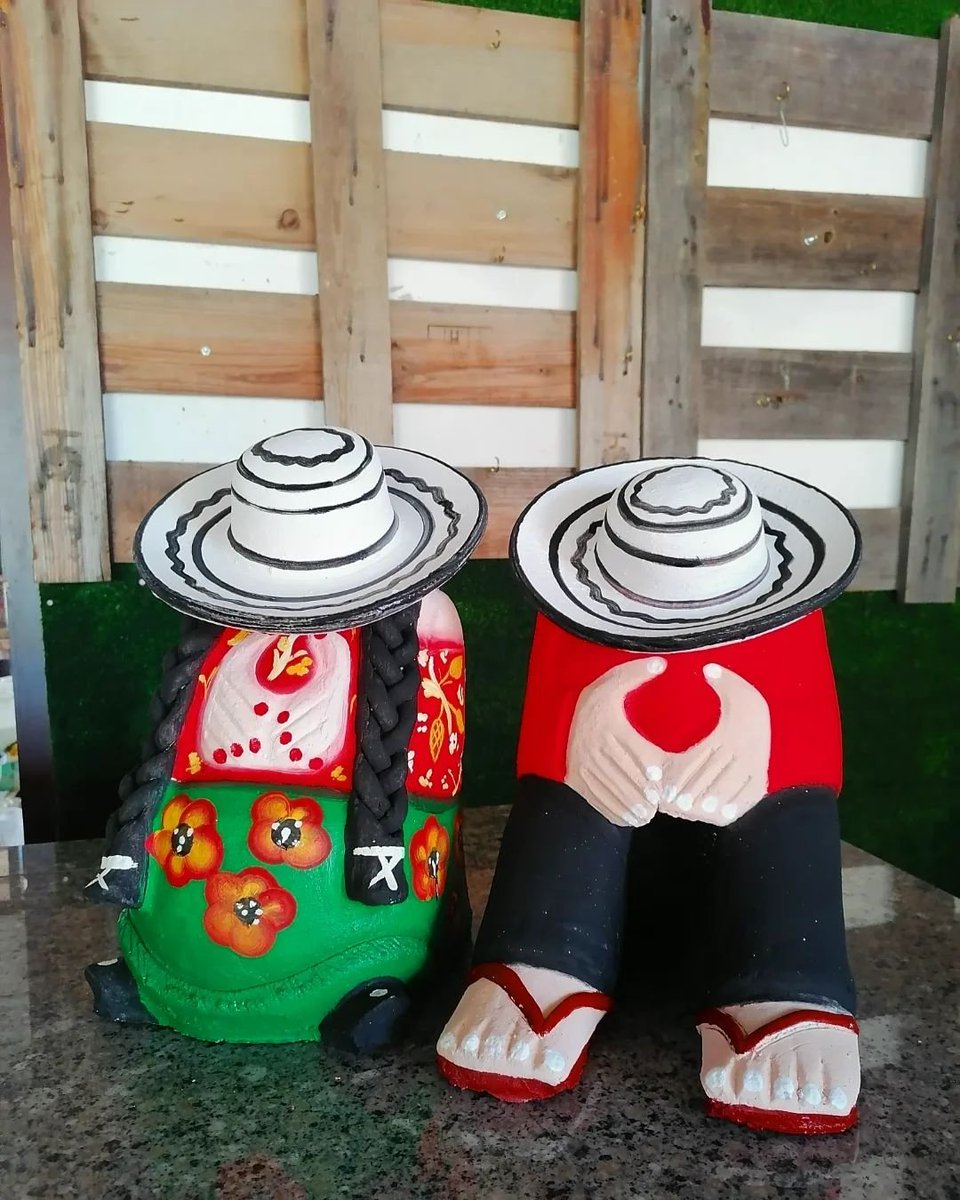 Reposted from @artesanias_origenes Empezamos la semana con estas bellezas de pareja campesina.
.
Orígenes by Yami Marcela
Piezas Artesanales para tu hogar
62659920