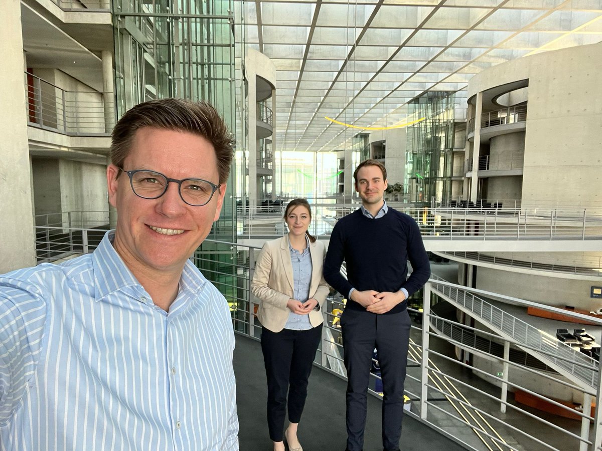 RLPRCDS's tweet photo. Weiter gehts im Bundestag. Heute mit @JoSteiniger. Guter Austausch, den wir in der Zukunft weiter ausbauen möchten. Der ehemalige Landesvorsitzende der @JURLP bringt wichtige Perspektiven mit in die Verbandsarbeit. Danke, Johannes und auf bald! 💪🏼 https://t.co/OBWdBCYXpz