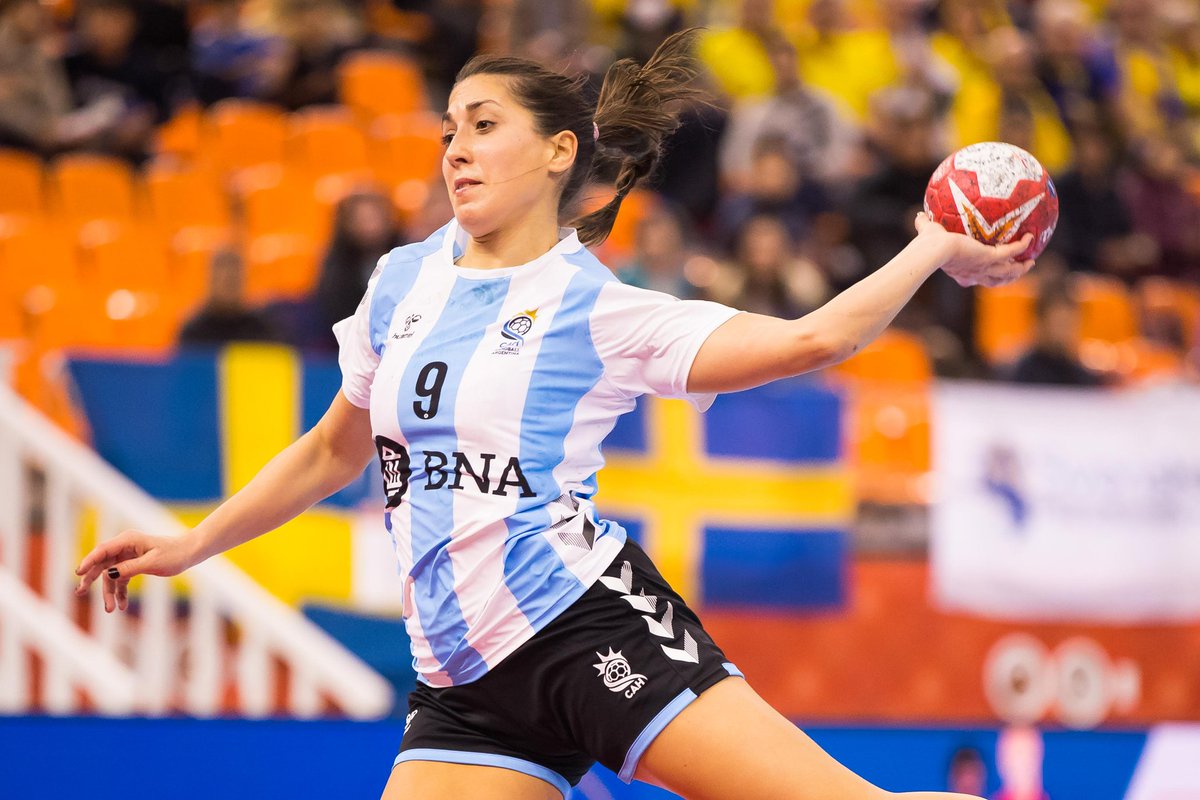 CAHandball's tweet photo. ¡Feliz cumpleaños Luciana Mendoza!

604 goles en 187 partidos la ubican como la máxima goleadora de la rama femenina y la segunda jugadora con mayores presencias.

7 Mundiales y 1 Juego Olímpico para la zurda que lleva 12 años en la Selección.

¡Que pases un gran día, Lu! https://t.co/x9NvCxaP5e
