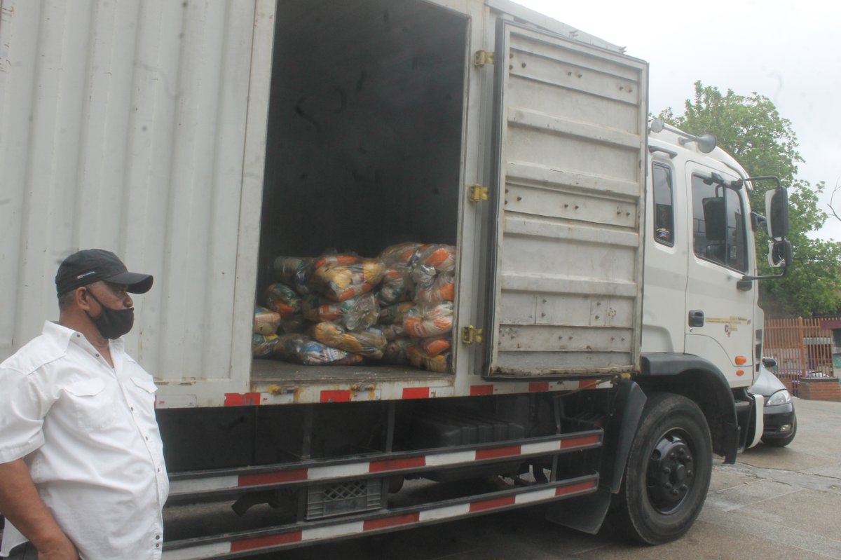 LogicasaOficial's tweet photo. #14Mar #CLAP || Los @CLAP_Oficial se organizan y fortalecen para mejorar los mecanismos de distribución de alimentos en toda #Venezuela, liderados por @NicolasMaduro  y @MinAlimenVen. 
_
#PescadoresDePaz 🎣 https://t.co/BhxorLKLHg