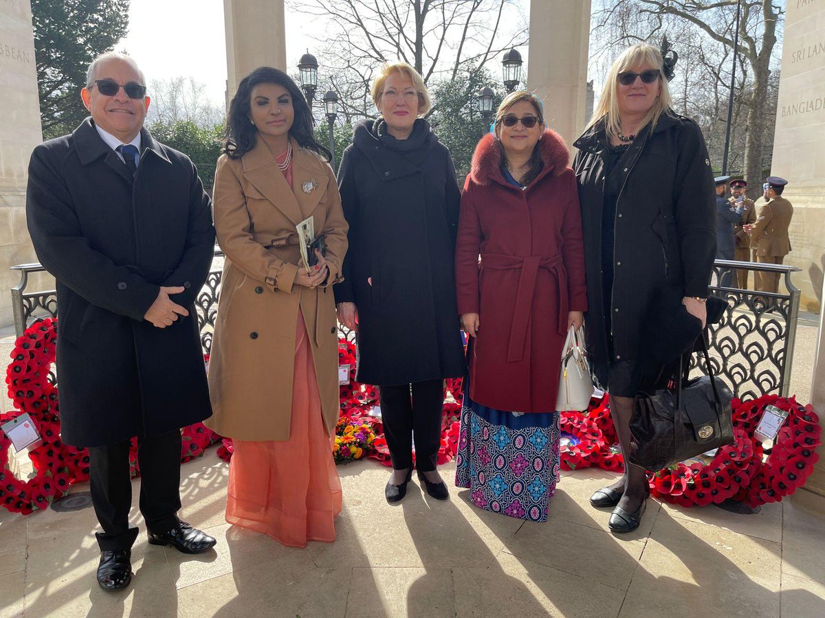 MDVinUK's tweet photo. High Commissioner @DrFarahFaizal accompanied by Defense Advisor LTC Hussain Fairoosh participated and laid a wreath during #CommonwealthDay service at #MemorialGates. @Lord_Bilimoria https://t.co/YKNbFZYX8a